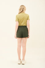 Charger l'image dans la galerie, Model Back: Uv Line Fitness Bas Short Race Verde Militar Upf50+
