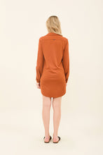 Charger l'image dans la galerie, Model Back: Uv Line Chemise Shirtdress Copenhagen Caramelo Upf50+
