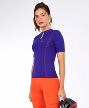 Charger l'image dans la galerie, Model Front: Alto Giro Fitness Haut T-Shirt Skin Fit Biker Com Bolsos Roxo Eletric
