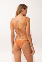 Charger l'image dans la galerie, Model Back: Rio De Sol Ensemble Set Shimmer-Nocciola Lia-Noa Lacinho
