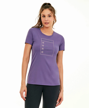 Charger l'image dans la galerie, Model Front: Alto Giro Fitness Haut T- Shirt Skin Fit Inspiracional Roxo Potion
