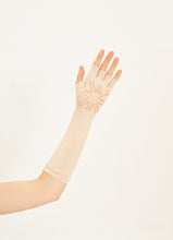 Charger l'image dans la galerie, Model Back: Uv Line Gants Long Gloves Uni Beige Upf50+
