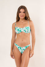 Charger l'image dans la galerie, Model Front: Wednesday In Hawaii By Rio De Sol Haut Top Pua-Valley Coral
