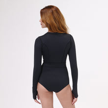 Charger l'image dans la galerie, Model Back: Uv Line Une Pièce Swimsuit Macae Color V22 Ml Fem Black Upf50+
