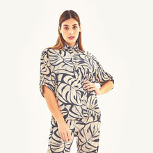 Charger l'image dans la galerie, Model Front: Uv Line Haut De Plage Shirt Copa Costela Off White Upf50+
