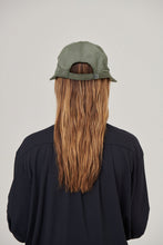 Charger l'image dans la galerie, Model Back: Uv Line Casquette Visor Nice Fem Militar Green Upf50+
