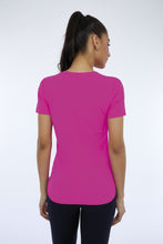 Charger l'image dans la galerie, Model Back: Alto Giro Fitness Haut T-Shirt Skin Fit Inspiracionais Pink Choque
