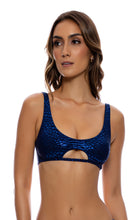 Charger l'image dans la galerie, Model Front: Luli Fama Haut Top Scoop Lux Midnight Blue
