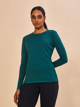 Charger l'image dans la galerie, Model Front: Uv Line T-Shirt Longsleeve Fem New Fit Petroleo Upf50+
