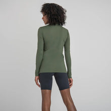 Charger l'image dans la galerie, Model Back: Uv Line T-Shirt Longsleeve Uvpro Fem Verde Militar Upf50+
