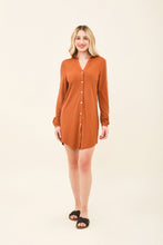 Charger l'image dans la galerie, Model Front: Uv Line Chemise Shirtdress Copenhagen Caramelo Upf50+
