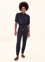 Charger l'image dans la galerie, Model Front: Uv Line Pantalon De Plage Pants Fem Basic Black Upf50+
