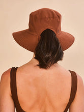 Charger l'image dans la galerie, Model Back: Uv Line Bob Hat California Fem Cognac Upf50+
