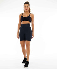 Charger l&#39;image dans la galerie, Model Front: Alto Giro Fitness Bas Bermuda Hyper Com Bolsos Laterais Preto
