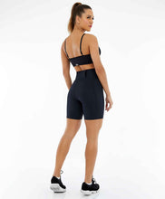 Charger l&#39;image dans la galerie, Model Back: Alto Giro Fitness Bas Bermuda Hyper Com Bolsos Laterais Preto
