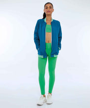 Charger l&#39;image dans la galerie, Model Front: Alto Giro Fitness Haut Jaqueta Aerofit Bomber Com Punhos Verde Deep Lagon
