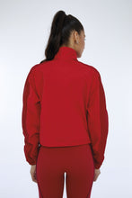 Charger l&#39;image dans la galerie, Model Back: Alto Giro Fitness Haut Jaqueta Techno Taslon Com Bolsos Vermelho Haute Red
