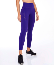 Charger l&#39;image dans la galerie, Model Front: Alto Giro Fitness Bas Legging Blackout Ii Laser E Fusao Roxo Eletric
