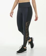 Charger l&#39;image dans la galerie, Model Front: Alto Giro Fitness Bas Legging Hyper Bordado Lateral Preto
