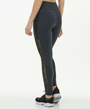 Charger l&#39;image dans la galerie, Model Back: Alto Giro Fitness Bas Legging Hyper Bordado Lateral Preto
