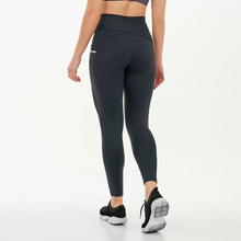 Charger l&#39;image dans la galerie, Model Back: Alto Giro Fitness Bas Legging Hyper Com Laser Lateral Preto
