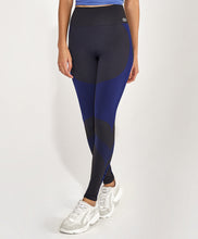 Charger l&#39;image dans la galerie, Model Front: Alto Giro Fitness Bas Legging Sem Costura Emana Bicolor Preto

