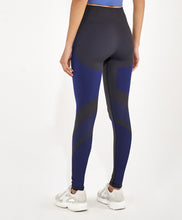 Charger l&#39;image dans la galerie, Model Back: Alto Giro Fitness Bas Legging Sem Costura Emana Bicolor Preto
