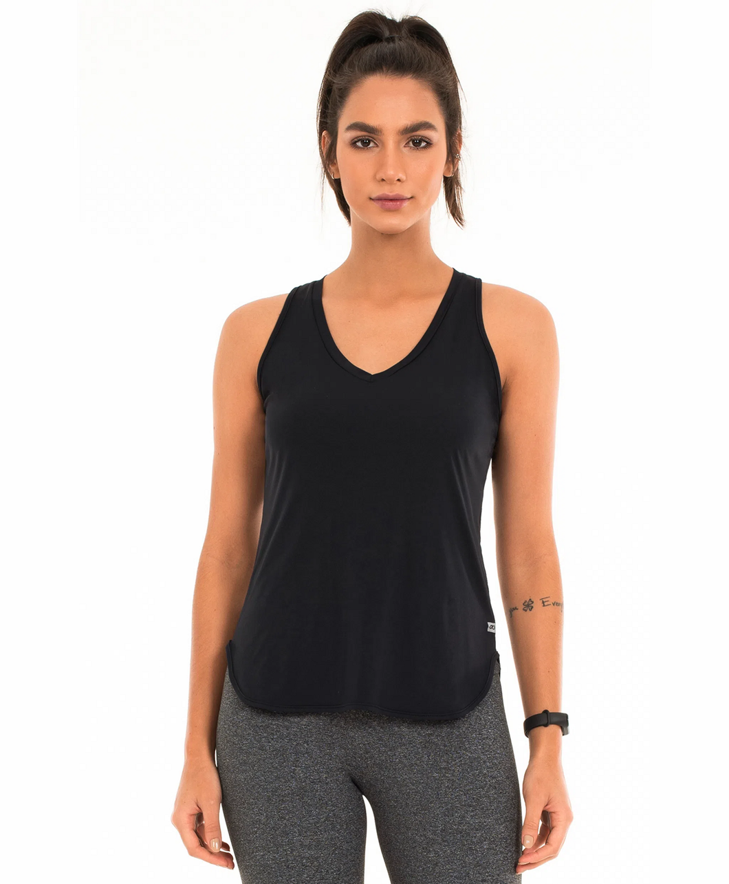 Model Front: Alto Giro Fitness Haut Regata Skin Fit Alongada Gola V Preto