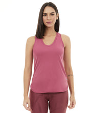 Charger l&#39;image dans la galerie, Model Front: Alto Giro Fitness Haut Regata Skin Fit Alongada Gola V Roxo Reset
