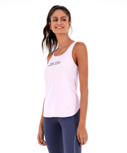 Charger l&#39;image dans la galerie, Model Front: Alto Giro Fitness Haut Regata Skin Fit Inspiracionais Rosa Soft
