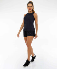 Charger l&#39;image dans la galerie, Model Front: Alto Giro Fitness Bas Shorts Bahamas Elastic Abertura Lateral Preto

