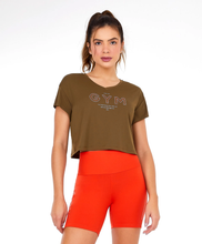 Charger l&#39;image dans la galerie, Model Front: Alto Giro Fitness Haut T-Shirt Cropped Skin Fit Gym Verde Olive
