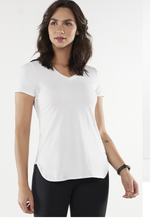 Charger l&#39;image dans la galerie, Model Front: Alto Giro Fitness Haut T-Shirt Skin Fit Alongada Gola V Branco
