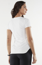 Charger l&#39;image dans la galerie, Model Back: Alto Giro Fitness Haut T-Shirt Skin Fit Alongada Gola V Branco
