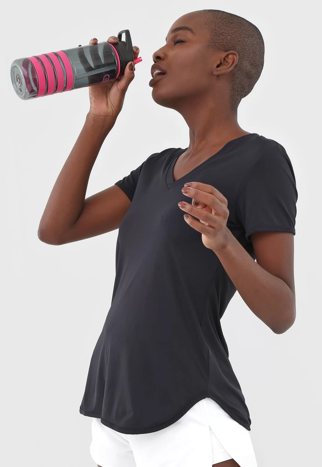 Model Front: Alto Giro Fitness Haut T-Shirt Skin Fit Alongada Gola V Preto