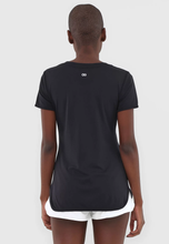 Charger l&#39;image dans la galerie, Model Back: Alto Giro Fitness Haut T-Shirt Skin Fit Alongada Gola V Preto
