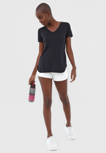 Charger l&#39;image dans la galerie, Image 04: Alto Giro Fitness Haut T-Shirt Skin Fit Alongada Gola V Preto
