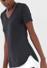 Charger l&#39;image dans la galerie, Image 05: Alto Giro Fitness Haut T-Shirt Skin Fit Alongada Gola V Preto
