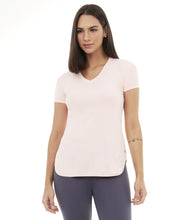 Charger l&#39;image dans la galerie, Model Front: Alto Giro Fitness Haut T-Shirt Skin Fit Alongada Gola V Rosa Respire
