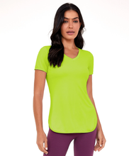 Charger l&#39;image dans la galerie, Model Front: Alto Giro Fitness Haut T-Shirt Skin Fit Alongada Gola V Verde Acidlime
