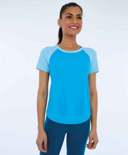 Charger l&#39;image dans la galerie, Model Front: Alto Giro Fitness Haut T-Shirt Skin Fit Recortes Sport Azul Vivid
