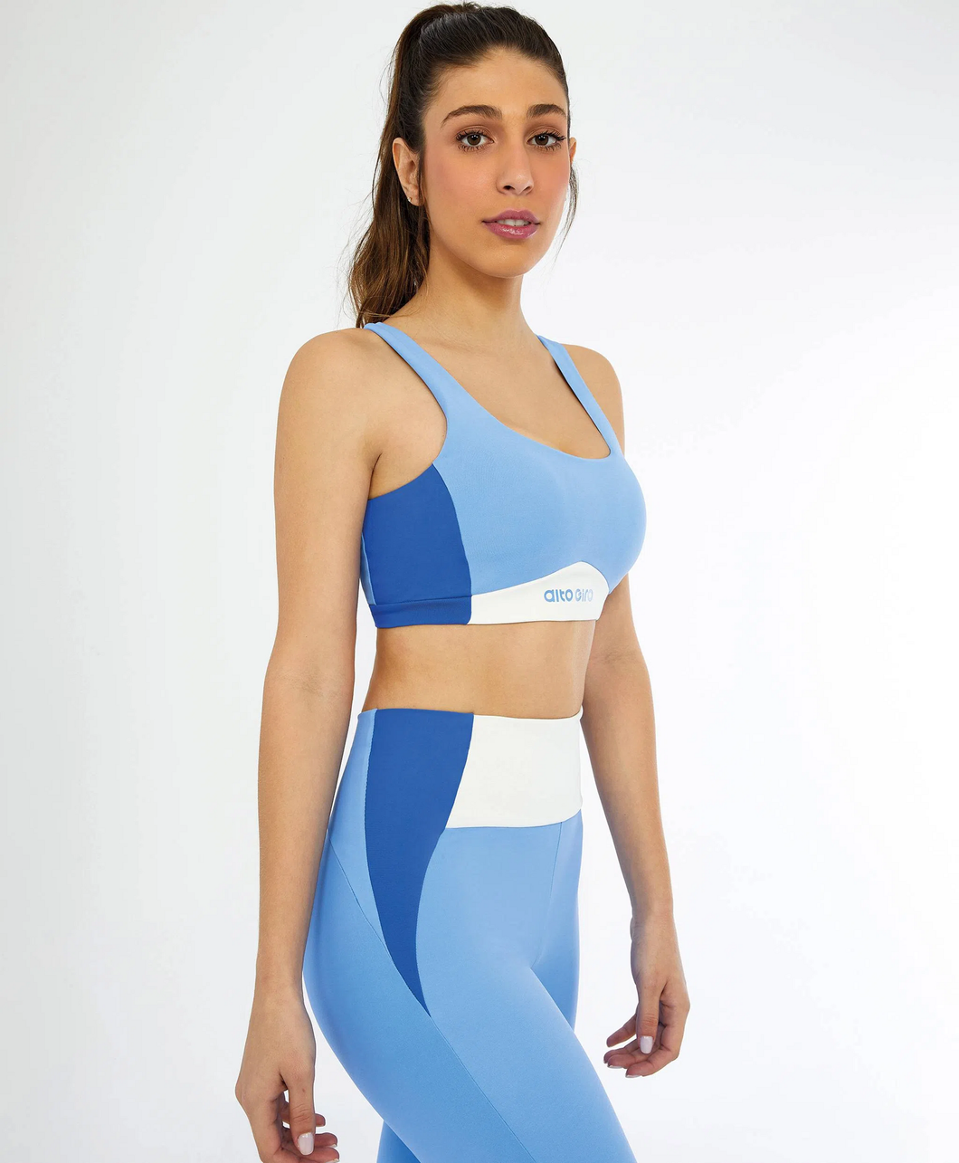 Model Front: Alto Giro Fitness Haut Top Blackout Cos Anatomico Azul Soft