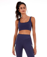 Charger l&#39;image dans la galerie, Model Front: Alto Giro Fitness Haut Top Blackout Costas Regata Cinza Odyssey
