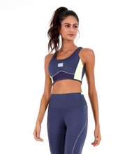 Charger l&#39;image dans la galerie, Model Front: Alto Giro Fitness Haut Top Blackout Recorte Tela Cinza Odyssey
