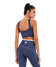 Charger l&#39;image dans la galerie, Model Back: Alto Giro Fitness Haut Top Blackout Recorte Tela Cinza Odyssey
