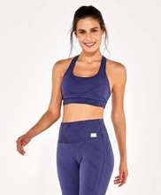 Charger l&#39;image dans la galerie, Model Front: Alto Giro Fitness Haut Top Circuit Blackout Costas Nadador Cinza Graystone
