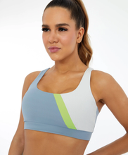 Charger l&#39;image dans la galerie, Model Front: Alto Giro Fitness Haut Top Hyper Recorte Diagonal E Refletivo Cinza Wind
