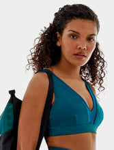 Charger l&#39;image dans la galerie, Model Front: Alto Giro Fitness Haut Top Up Co2 Com Recortes Atlanta Azul
