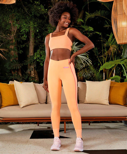 Model Front: Alto Giro Fitness Haut Top Verticale Detalhe Tiras Laranja Gym