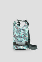 Charger l&#39;image dans la galerie, Model Front: Feelfree Sac De Plage Dry Tube 1,5L Tropical Organic Teal
